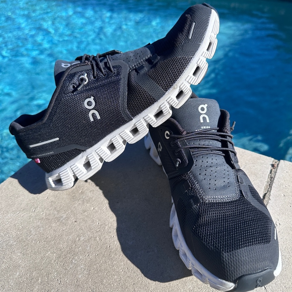 Women’s On Cloud 5 running shoes size 9.5